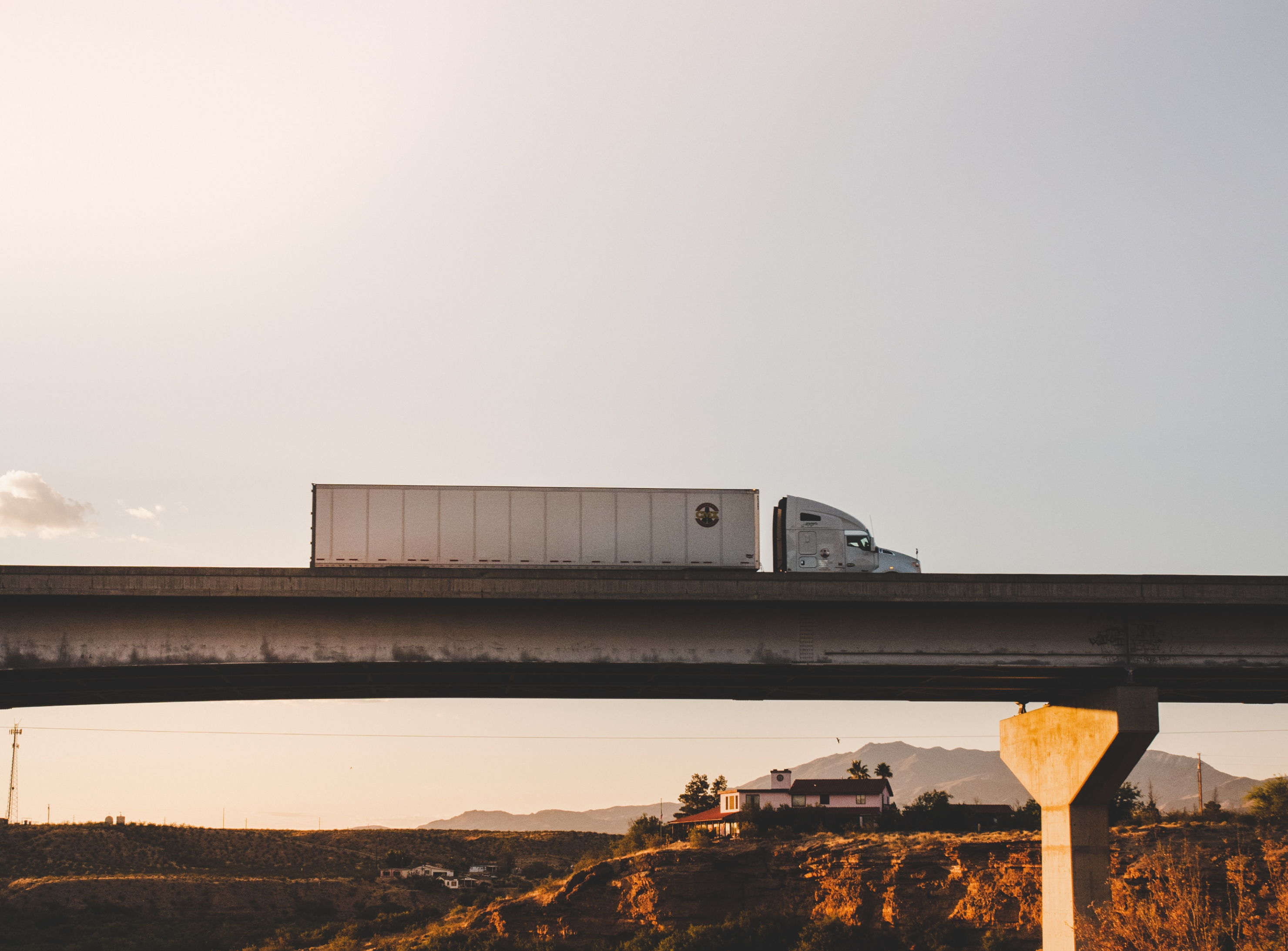 Imagen de vehículo de transporte pesado por viaducto